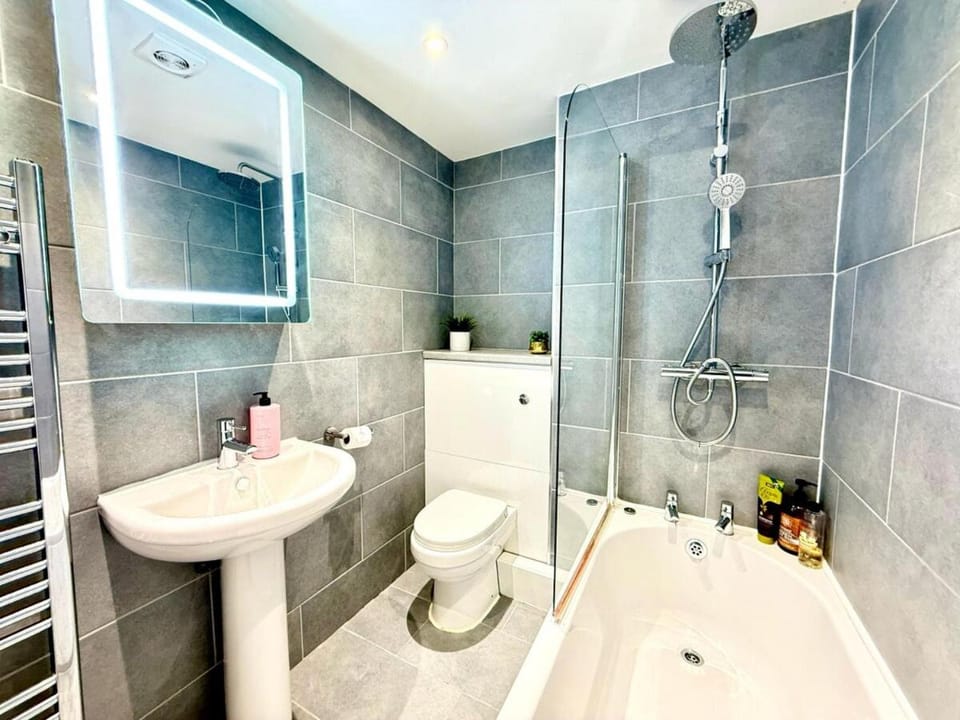 Shower, Toilet, Bathroom, Bath, towels