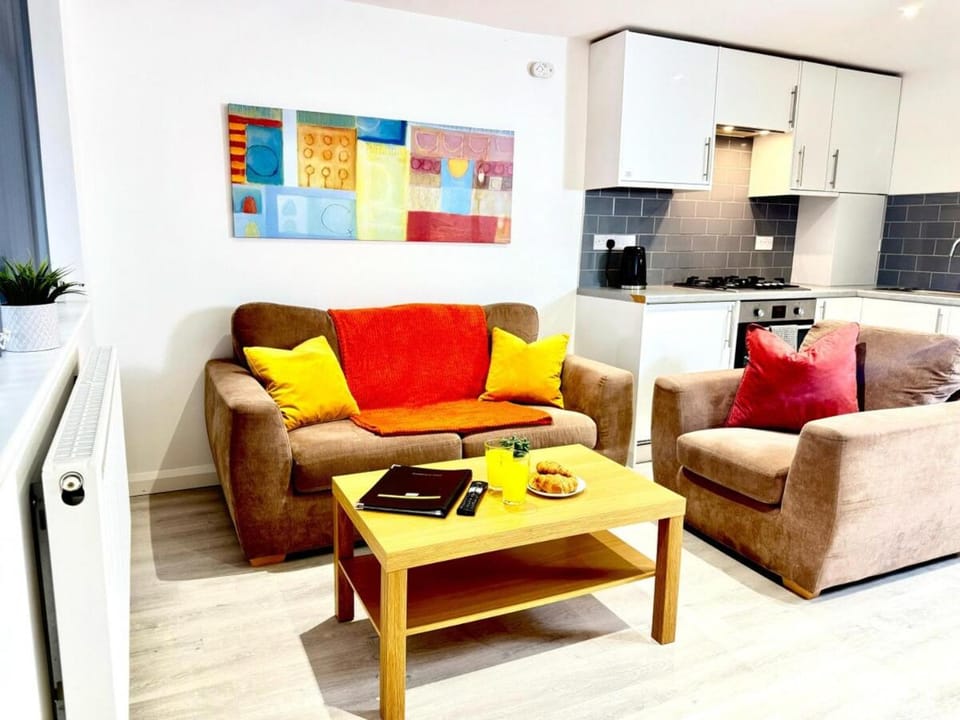 Kitchen or kitchenette, Living room, Seating area, Dining area, stove