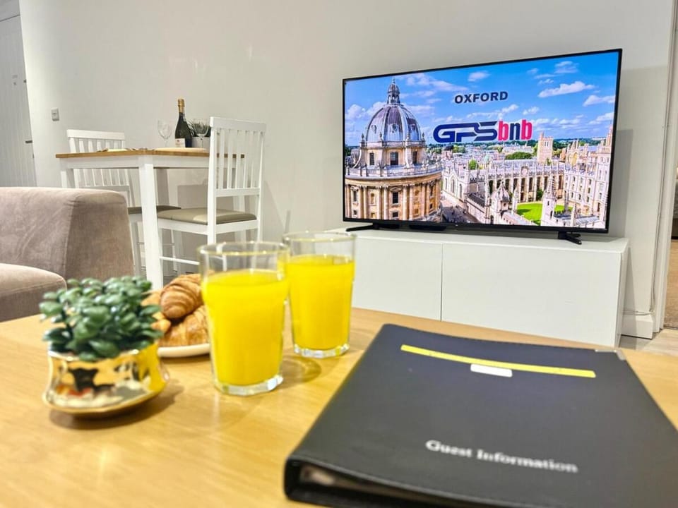 Communal lounge/ TV room, TV and multimedia, Dining area, Evening entertainment