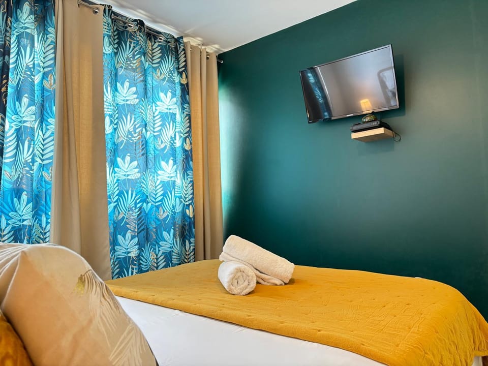 Bed, TV and multimedia, Photo of the whole room, Bedroom, towels