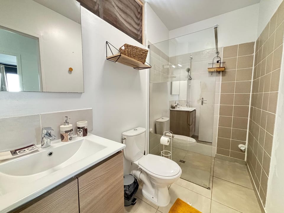 Shower, Toilet, Bathroom, towels