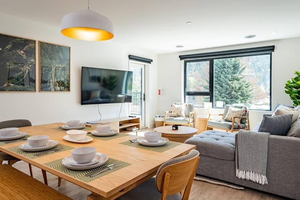 TV and multimedia, Living room, Seating area, Dining area