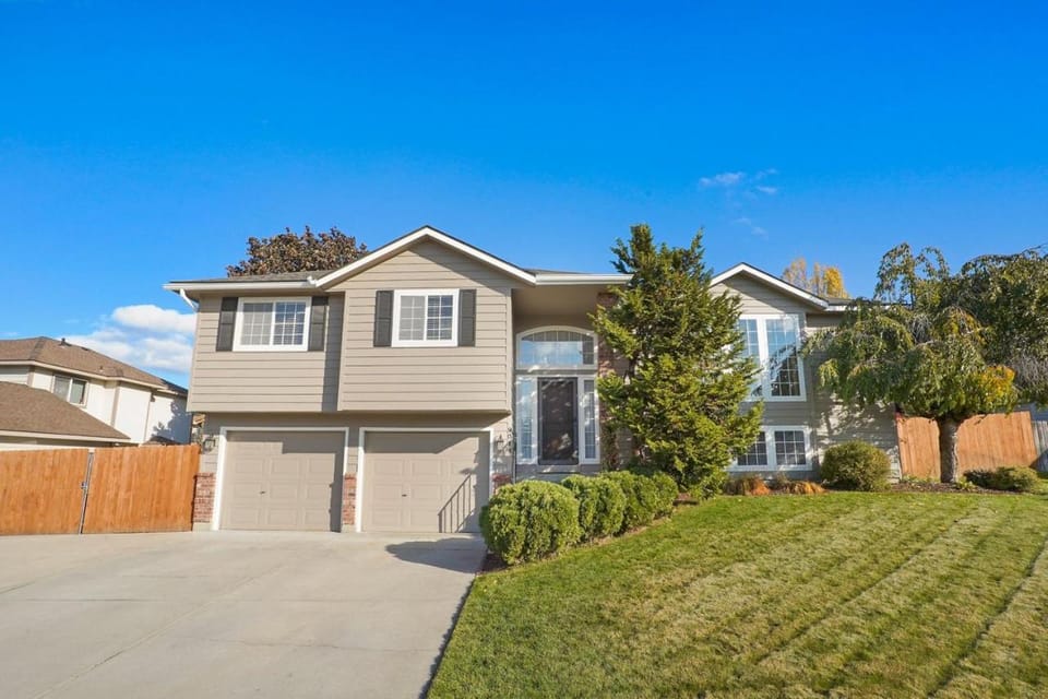 Hot tub! Sleeps 8-11Upscale Area House in Spokane