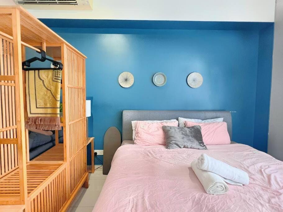 Bed, Photo of the whole room, Bedroom, towels, wardrobe, air conditioner