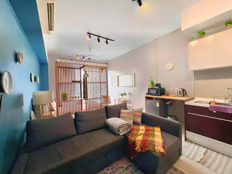 Coffee/tea facilities, Kitchen or kitchenette, Living room, Seating area, fireplace, minibar