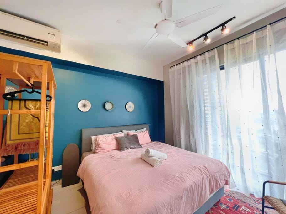 Bed, Photo of the whole room, fireplace, towels