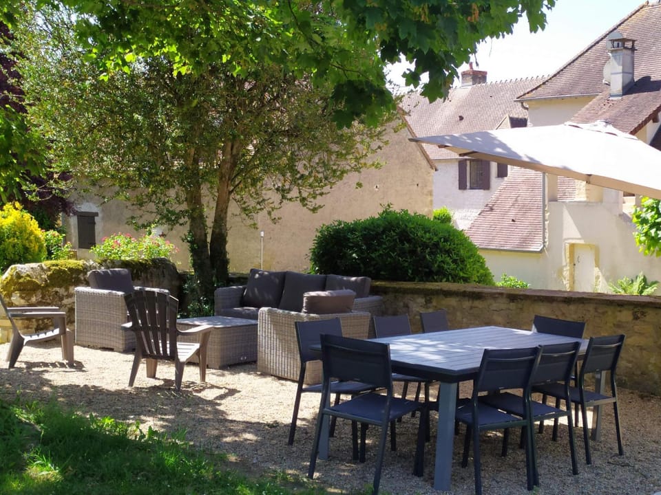 Gîte Contemporain près de l'Abbaye de Noirlac avec Jardin, Wi-Fi et Commodités Incluses - FR-1-586-38 House in Centre-Val de Loire
