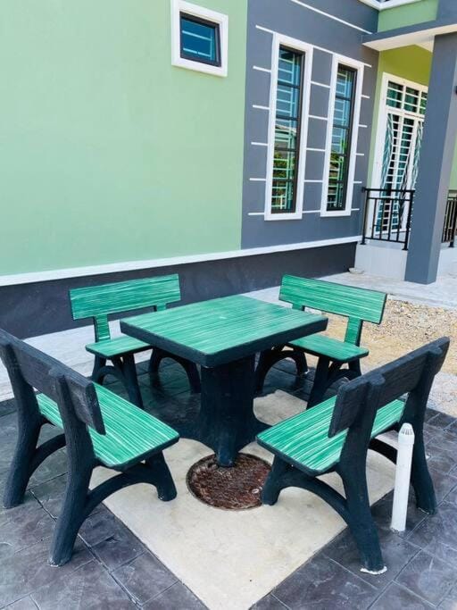 Patio, Day, Dining area