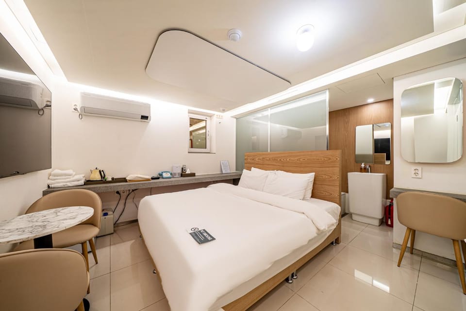 Bed, TV and multimedia, Photo of the whole room, Bedroom, air conditioner