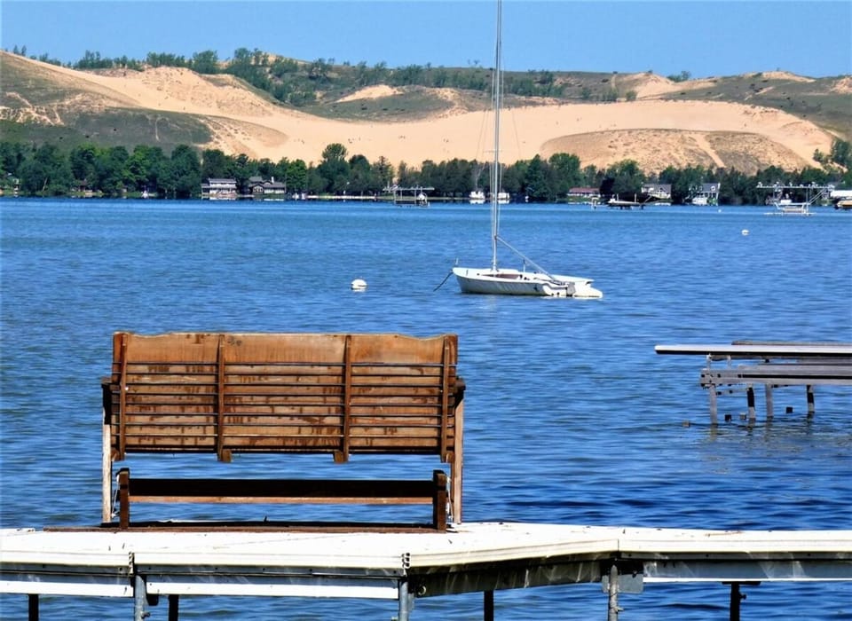 Birch Shores Resort - The Hemlock Cottage House in Glen Lake