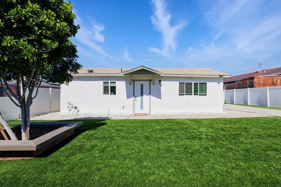 Sunlit Front House I Peaceful & Private Home-Away House in Fontana