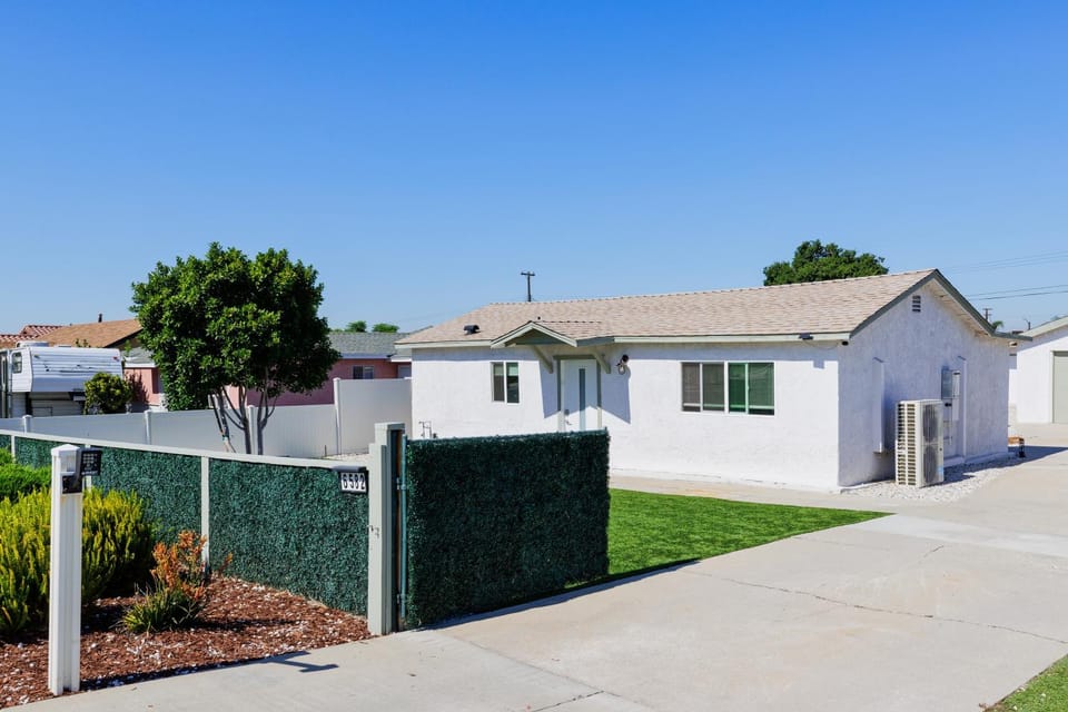 Sunlit Front House I Peaceful & Private Home-Away House in Fontana