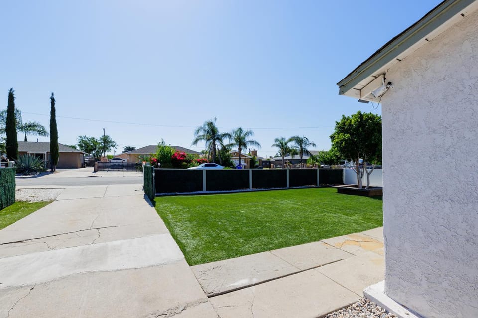 Sunlit Front House I Peaceful & Private Home-Away House in Fontana