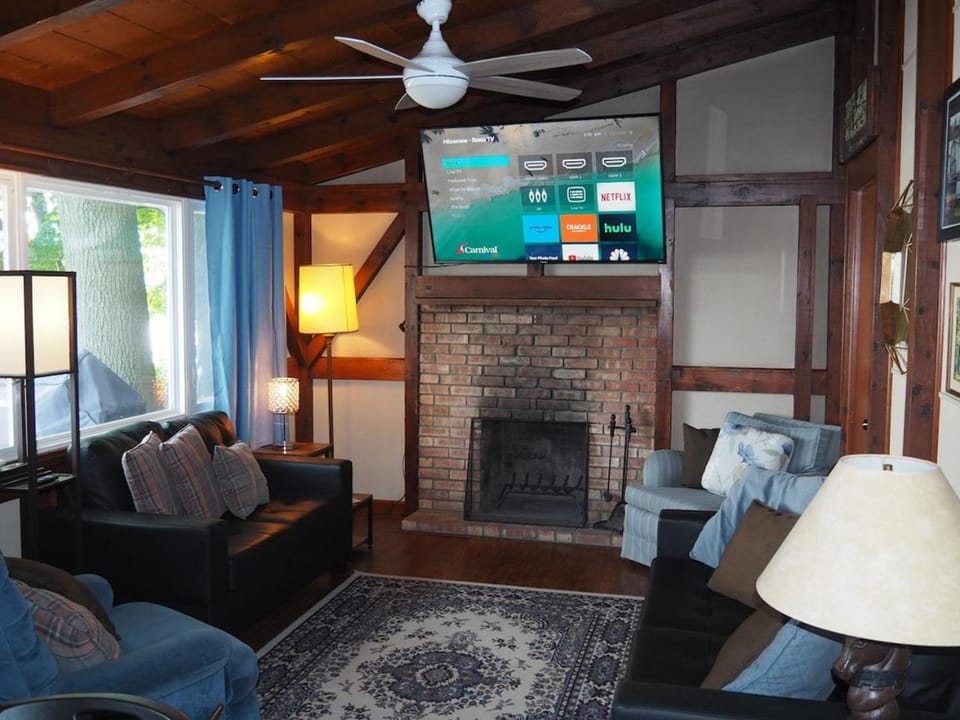 Birch Shores Resort - The Aspen Cottage House in Glen Lake