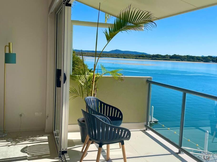Natural landscape, Balcony/Terrace, Seating area, River view