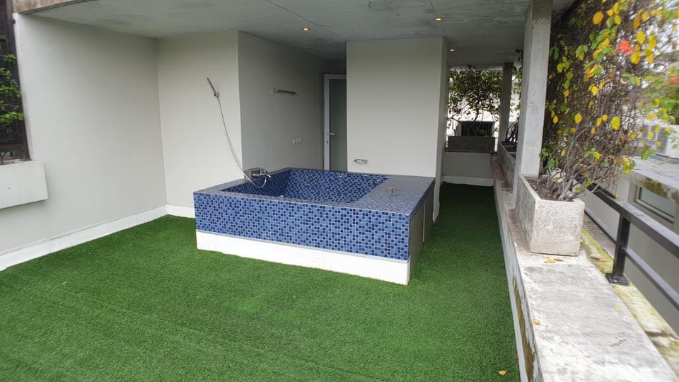 Day, Hot Tub, Swimming pool