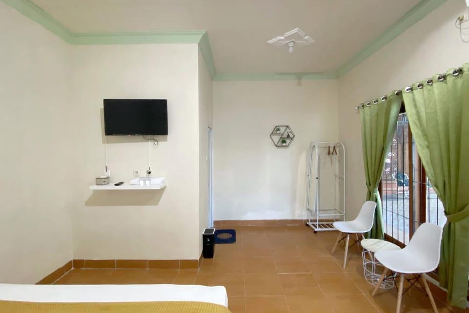 Bed, TV and multimedia, Photo of the whole room, Bedroom