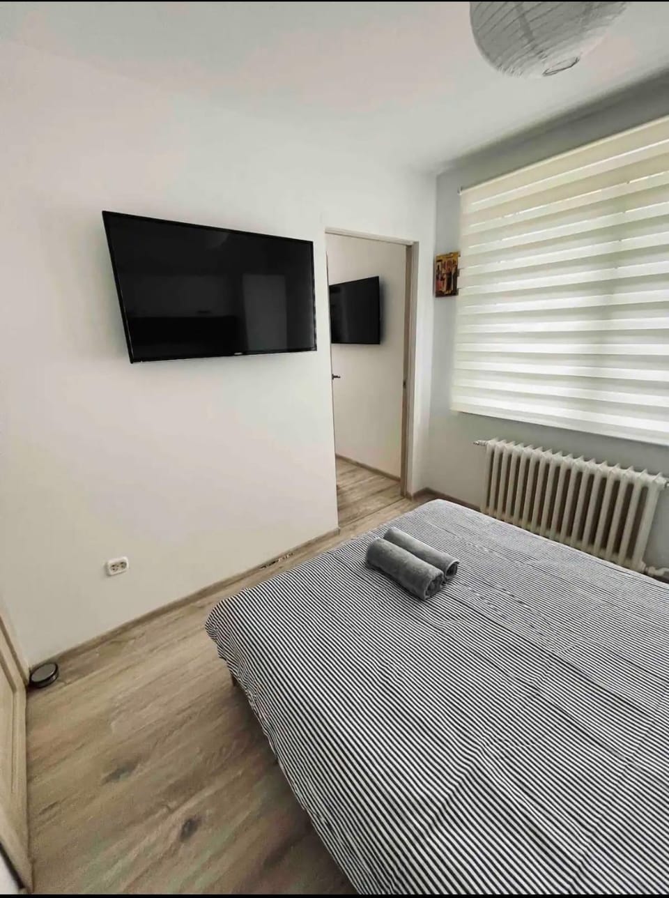Bed, TV and multimedia, Photo of the whole room, Bedroom