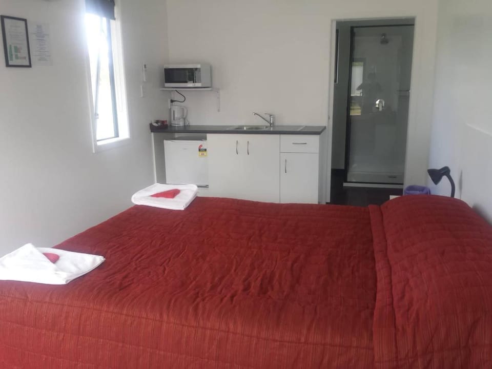 Bed, Kitchen or kitchenette, Photo of the whole room, towels