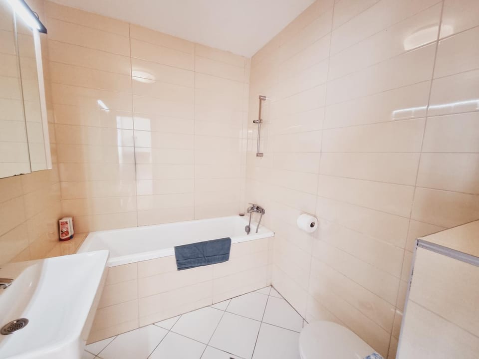 Shower, Toilet, Bathroom, Bath, towels