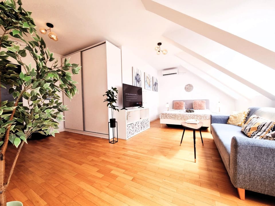 Communal lounge/ TV room, TV and multimedia, Living room, Seating area, Evening entertainment