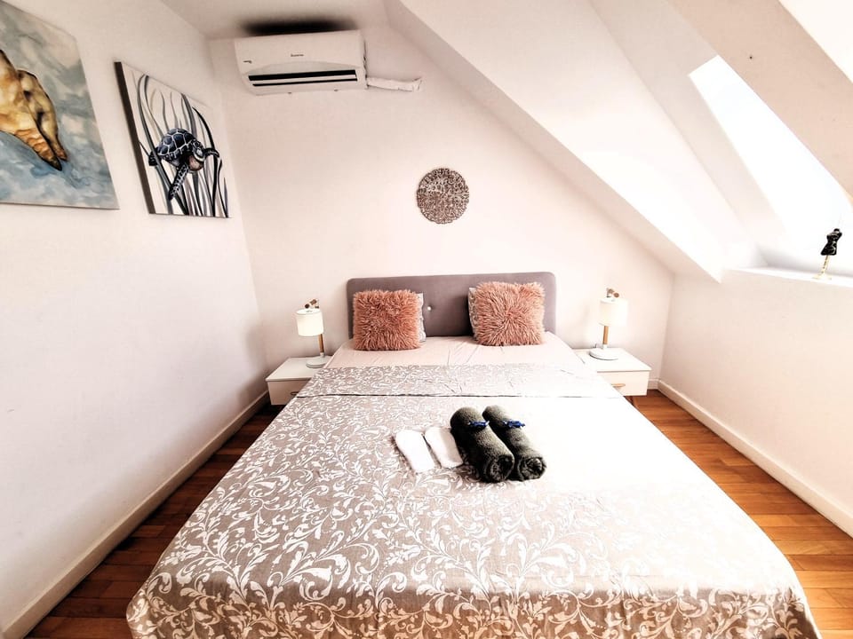 Bed, towels, air conditioner