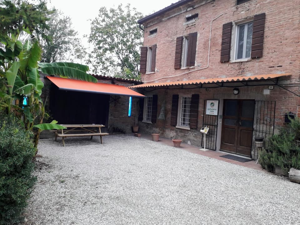 Facade/entrance