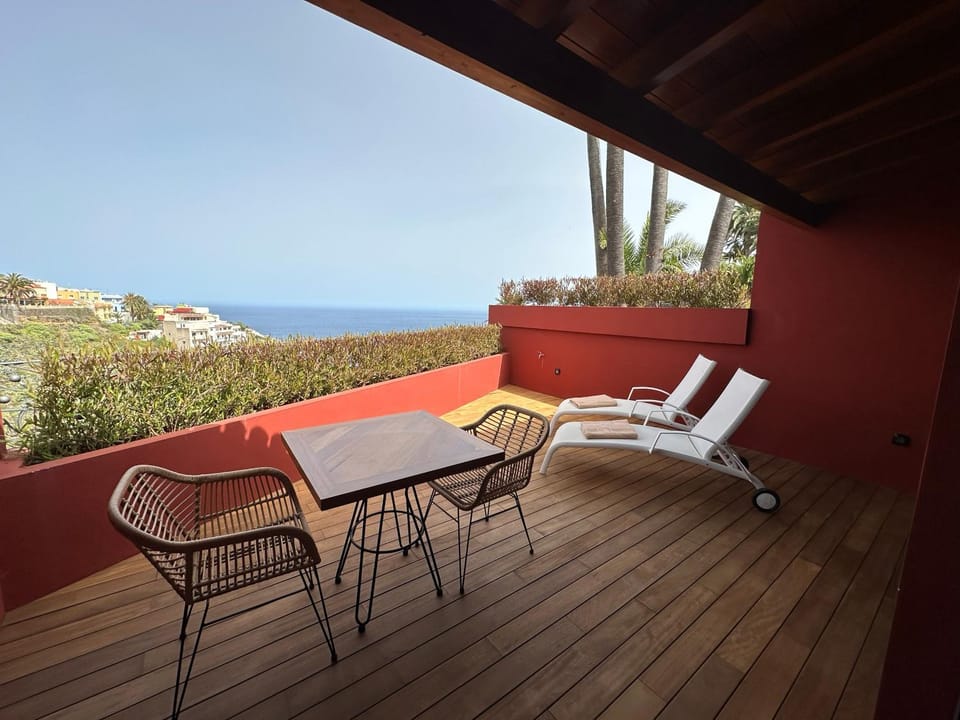 Natural landscape, View (from property/room), Balcony/Terrace, Seating area, Sea view, sunbed