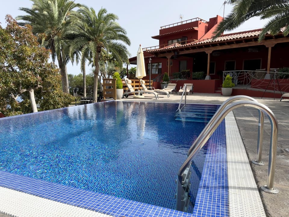 Swimming pool, sunbed