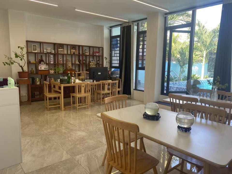 Restaurant/places to eat, Living room, Banquet/Function facilities, Seating area, Dining area, Internal: Not applicable to any particular room