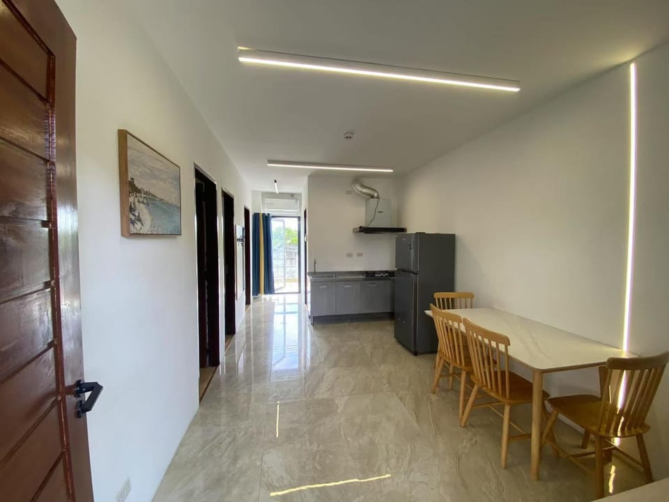 Kitchen or kitchenette, Living room, Seating area, Dining area