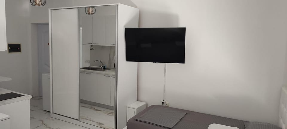 TV and multimedia, Kitchen or kitchenette, wardrobe