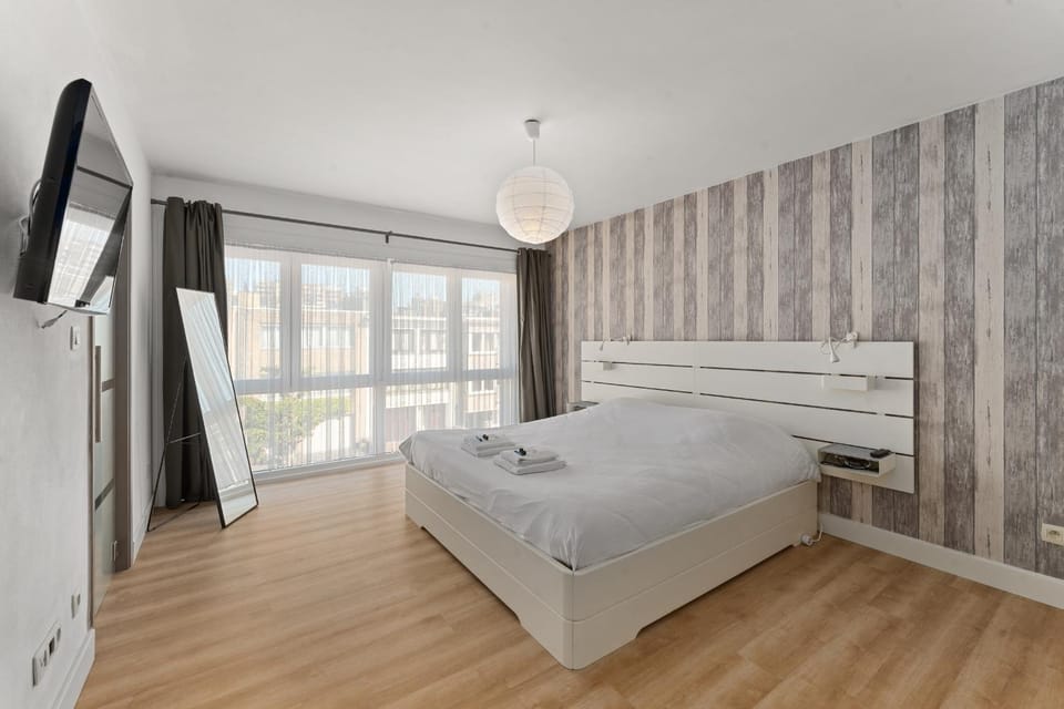 Bed, TV and multimedia, Bedroom