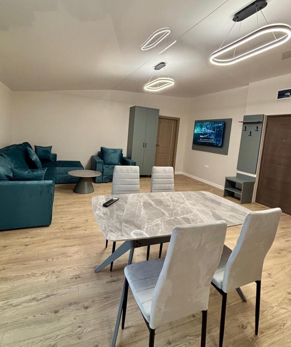 TV and multimedia, Living room, Seating area, Dining area