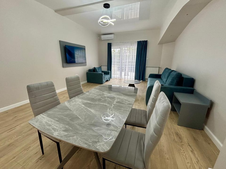 TV and multimedia, Living room, Seating area, Dining area