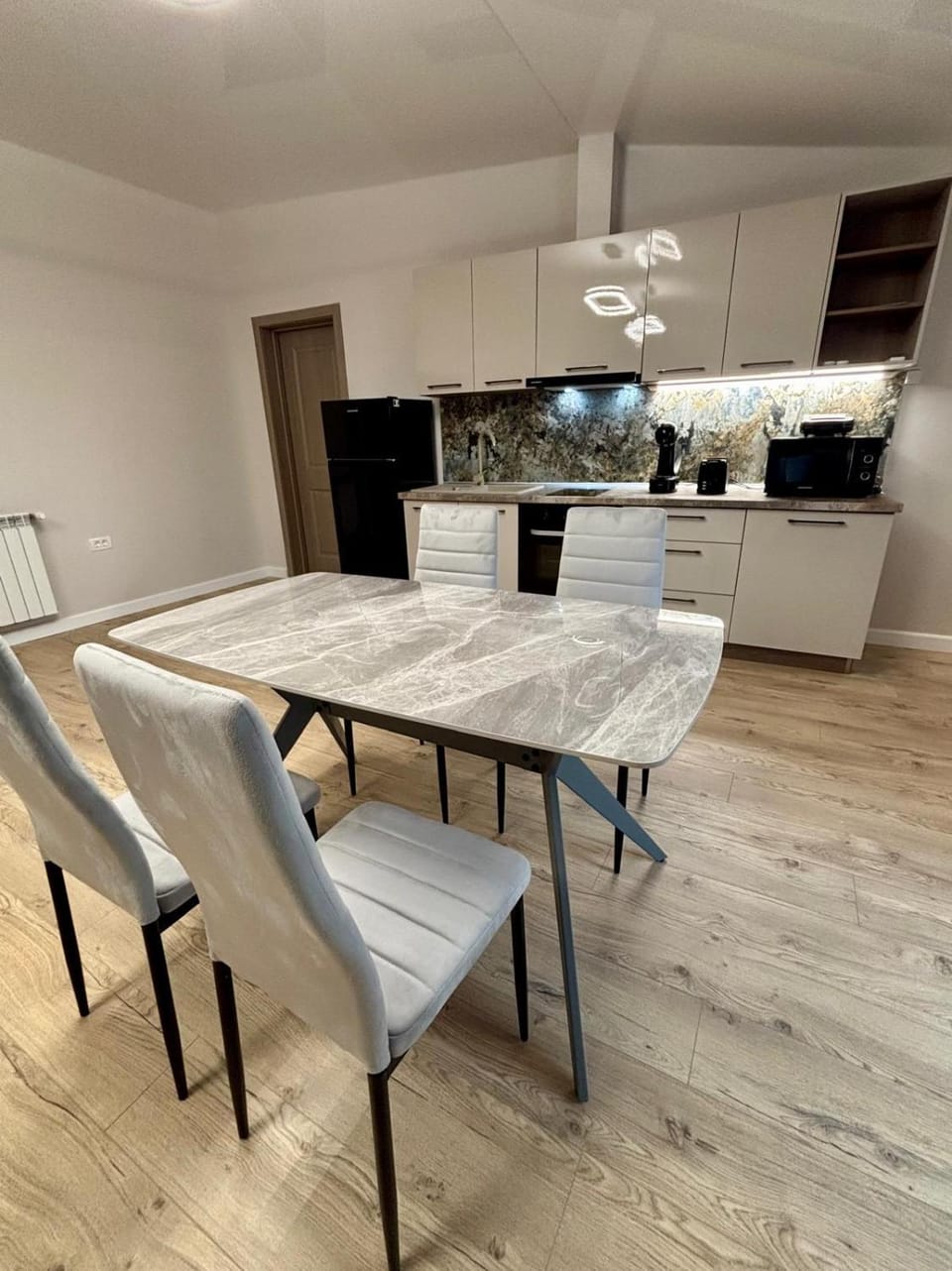 Kitchen or kitchenette, Living room, Seating area, Dining area, stove