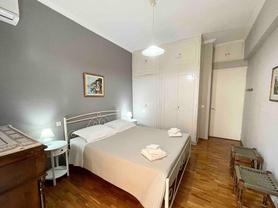 Bed, Bedroom, towels, air conditioner