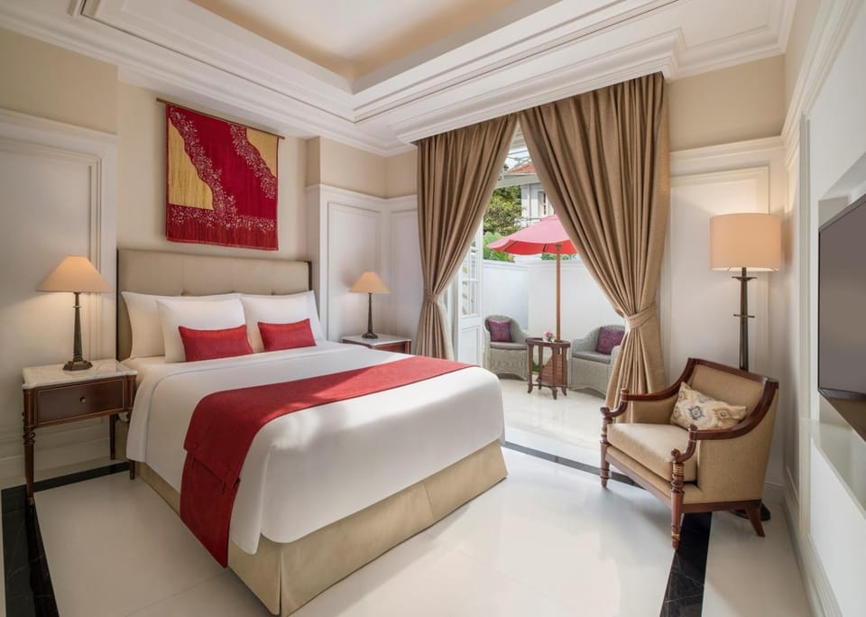 Bed, Photo of the whole room, Seating area, Bedroom