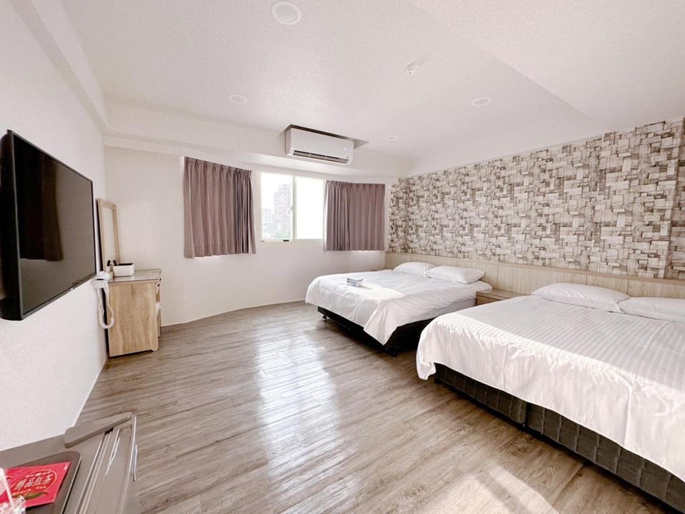 Bed, TV and multimedia, Photo of the whole room, air conditioner