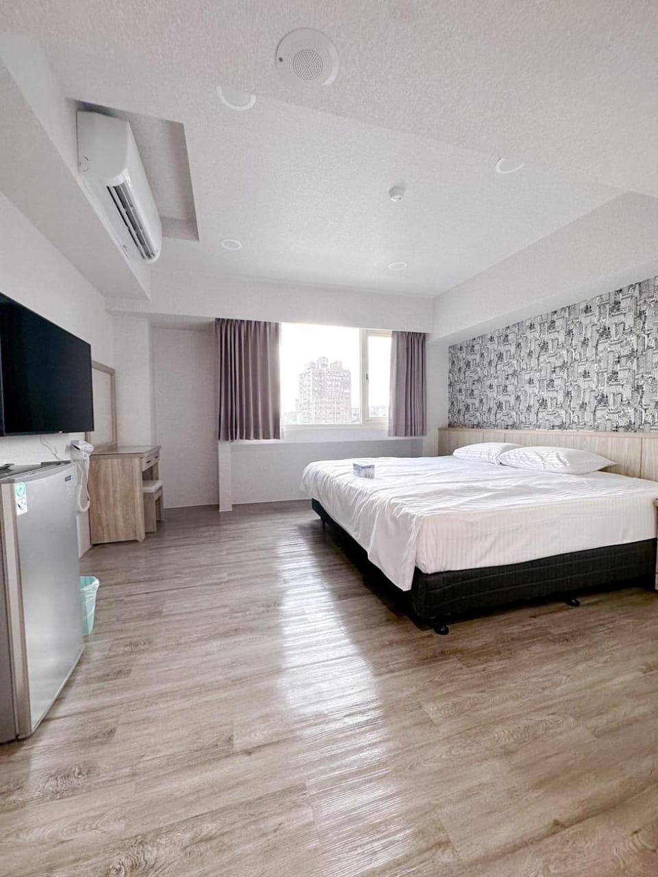 Bed, TV and multimedia, Photo of the whole room