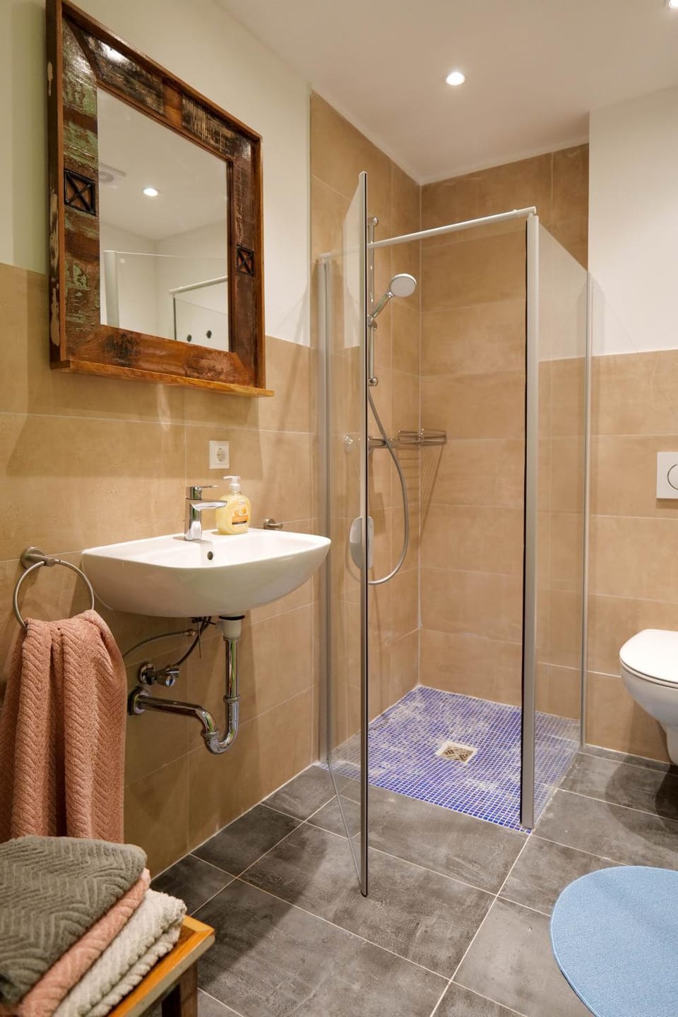 Shower, Toilet, Bathroom, towels