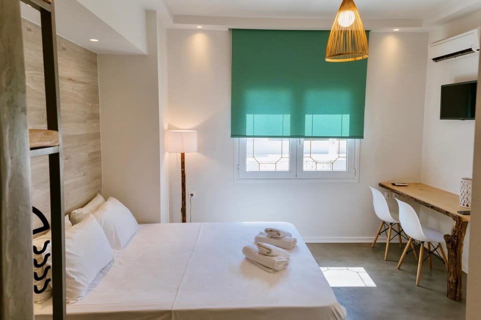 Bed, TV and multimedia, Living room, Photo of the whole room, Seating area, Dining area, Bedroom, air conditioner