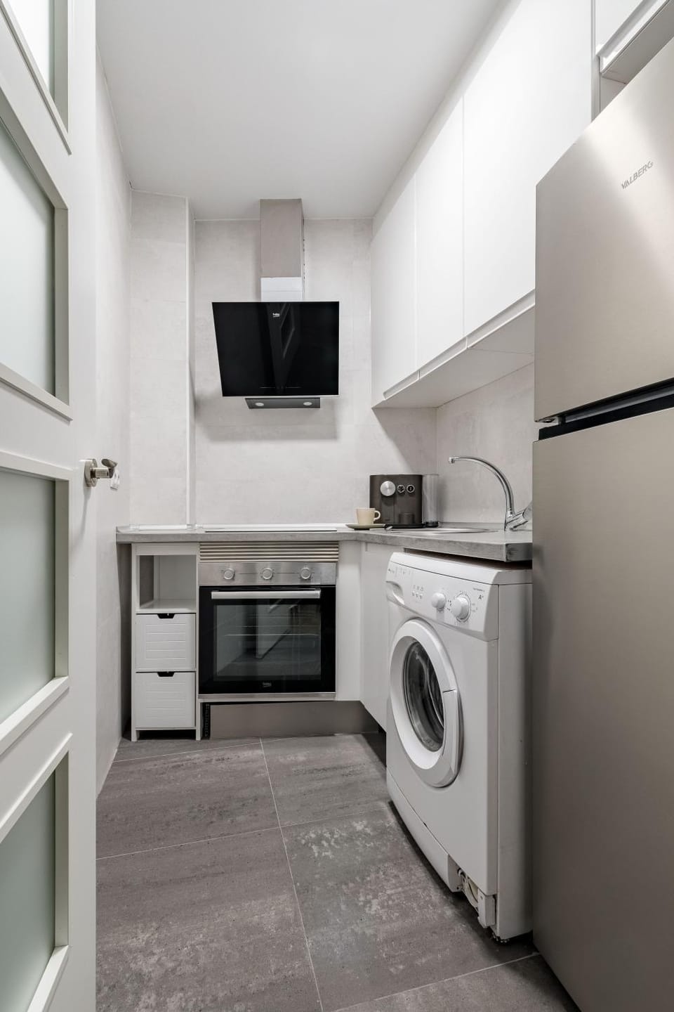 Kitchen or kitchenette, oven, stove, washing machine