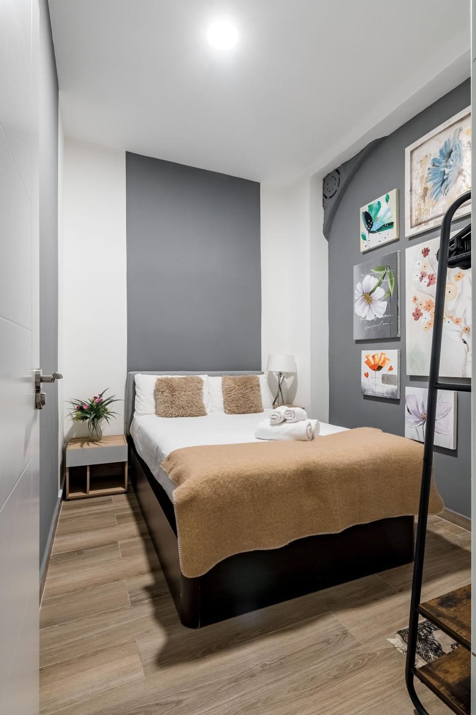 Bed, Photo of the whole room, Bedroom