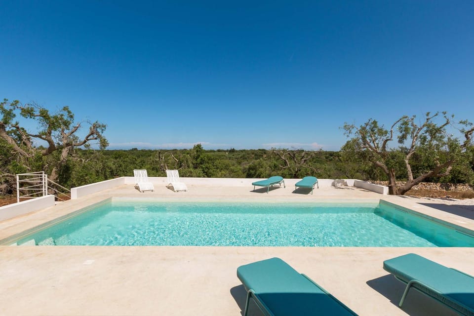 Swimming pool, sunbed