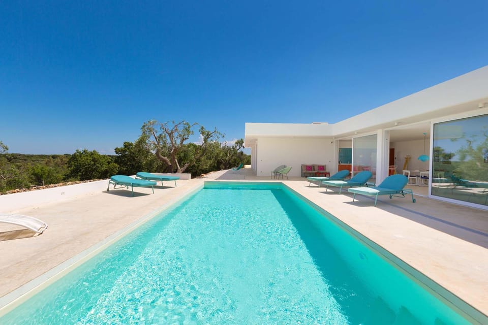 Swimming pool, sunbed