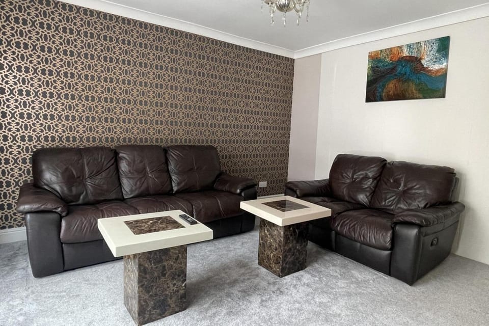 4 Bed House Sleeps 8 - Enclosed Garden - Parking House in Luton