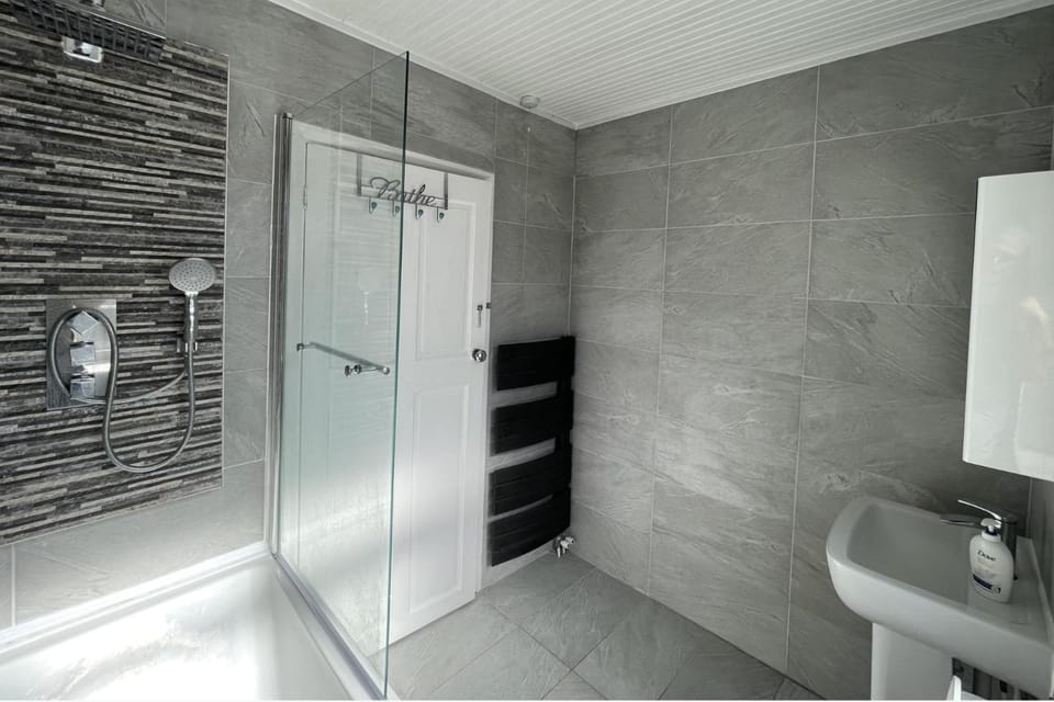 4 Bed House Sleeps 8 - Enclosed Garden - Parking House in Luton