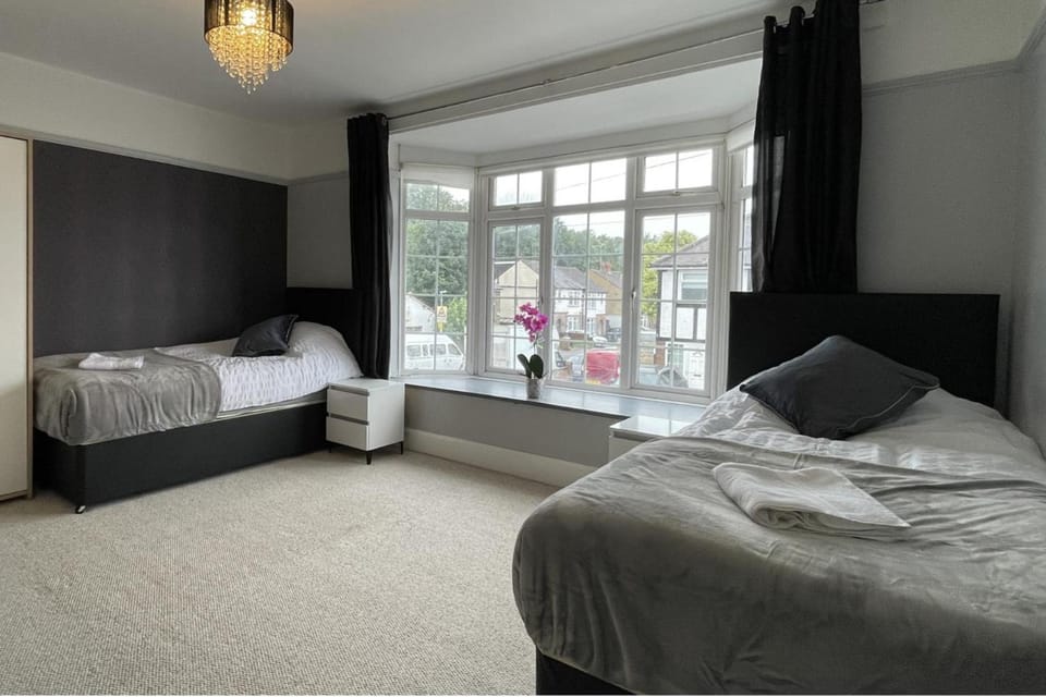 4 Bed House Sleeps 8 - Enclosed Garden - Parking House in Luton