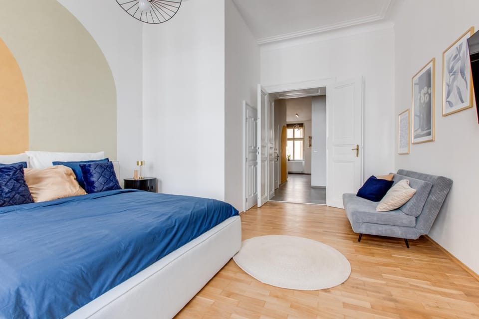 Bed, Photo of the whole room, Seating area, Bedroom